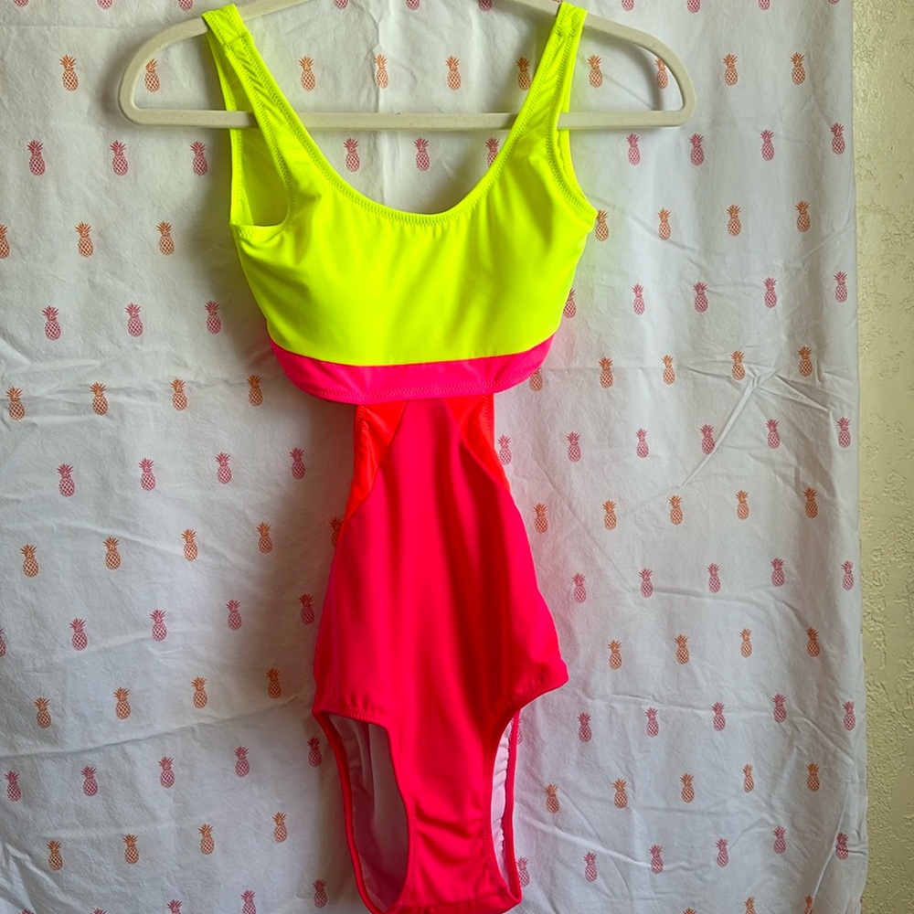 NWT Nessi Byrd Kids One Piece Swim Size: 16 ☀️❤️